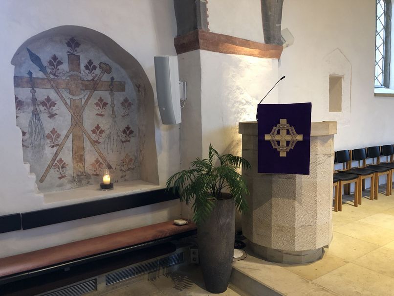 Dornenkrone und Kreuz - Innenraum der Kirche in der Passionszeit