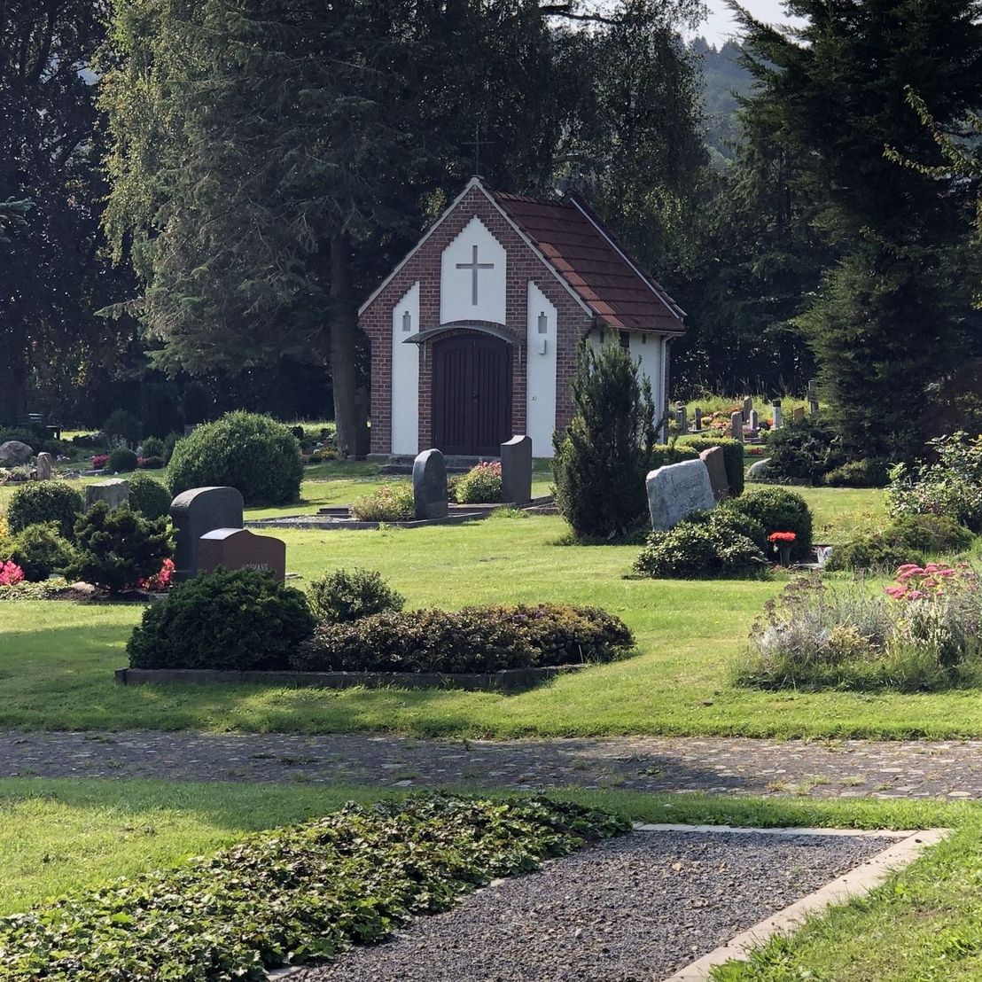 Sargrasenfeld mit Kapelle im Hintergrund