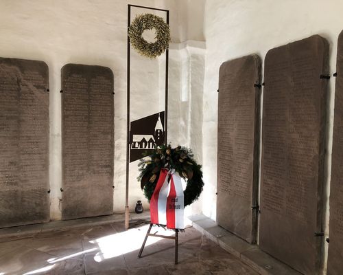 Mahnmal im Turm der Kirche mit Kranz