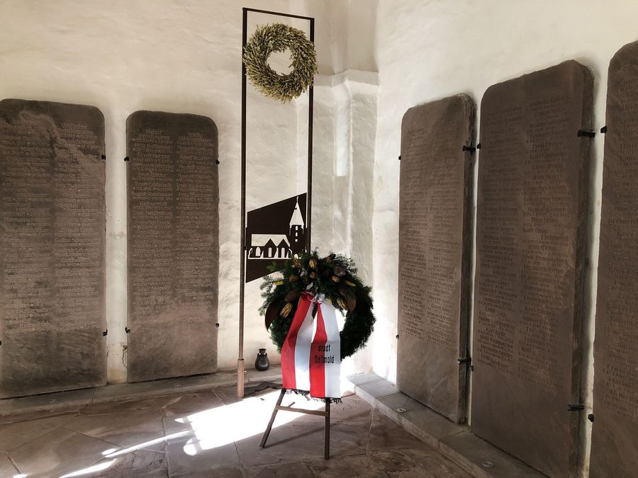 Mahnmal im Turm der Kirche mit Kranz
