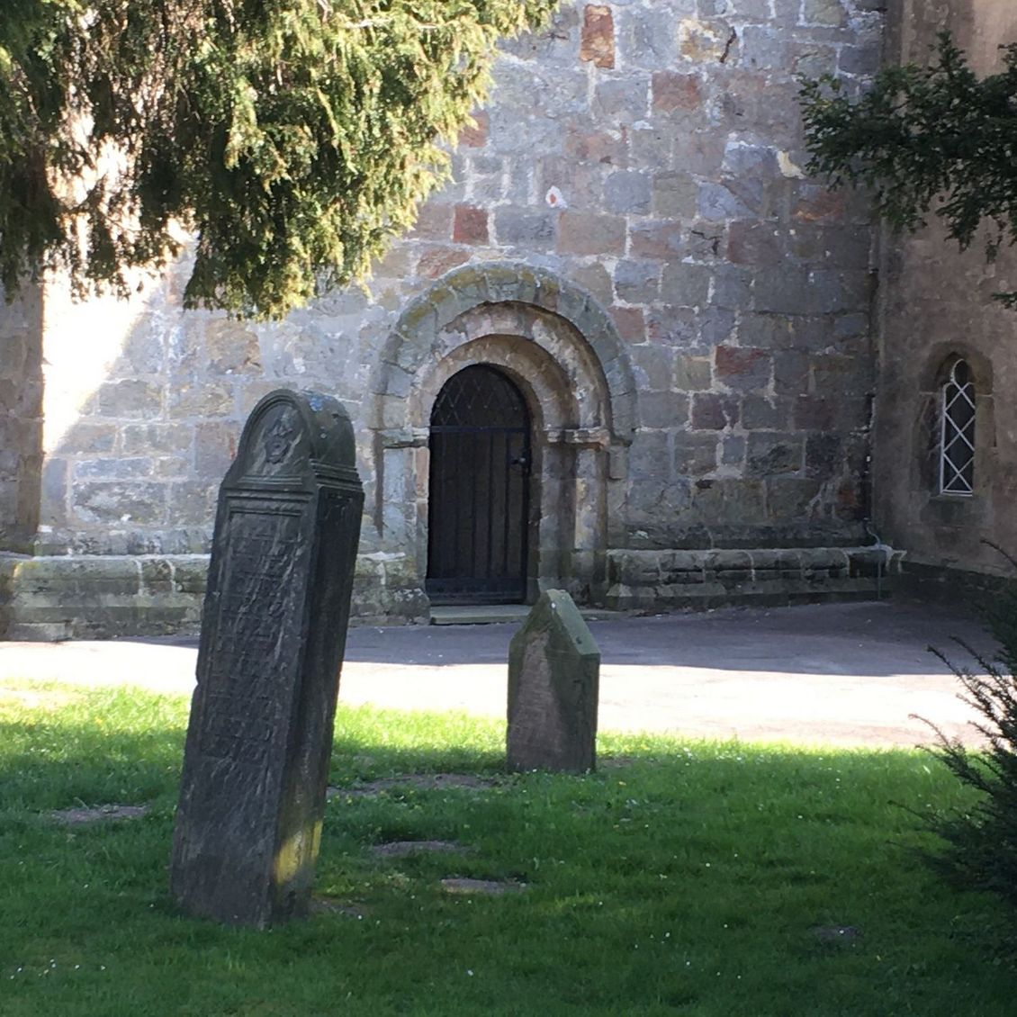 Alte Grabsteine an der Kirche