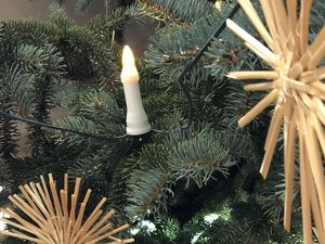 Kerze und Stern am Weihnachtsbaum