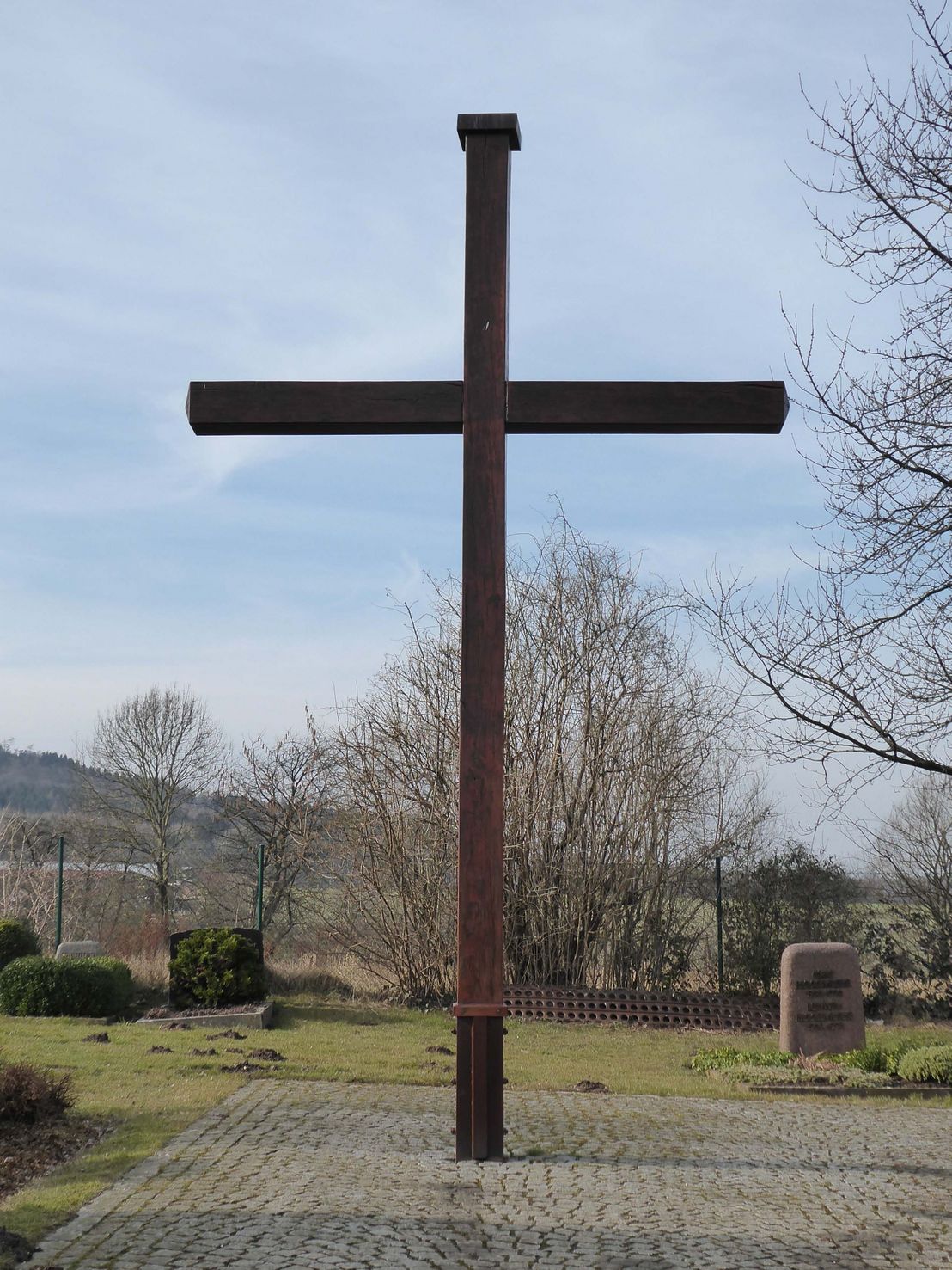 Holzkreuz auf dem Friedhof an der Richard-Thiemann-Straße