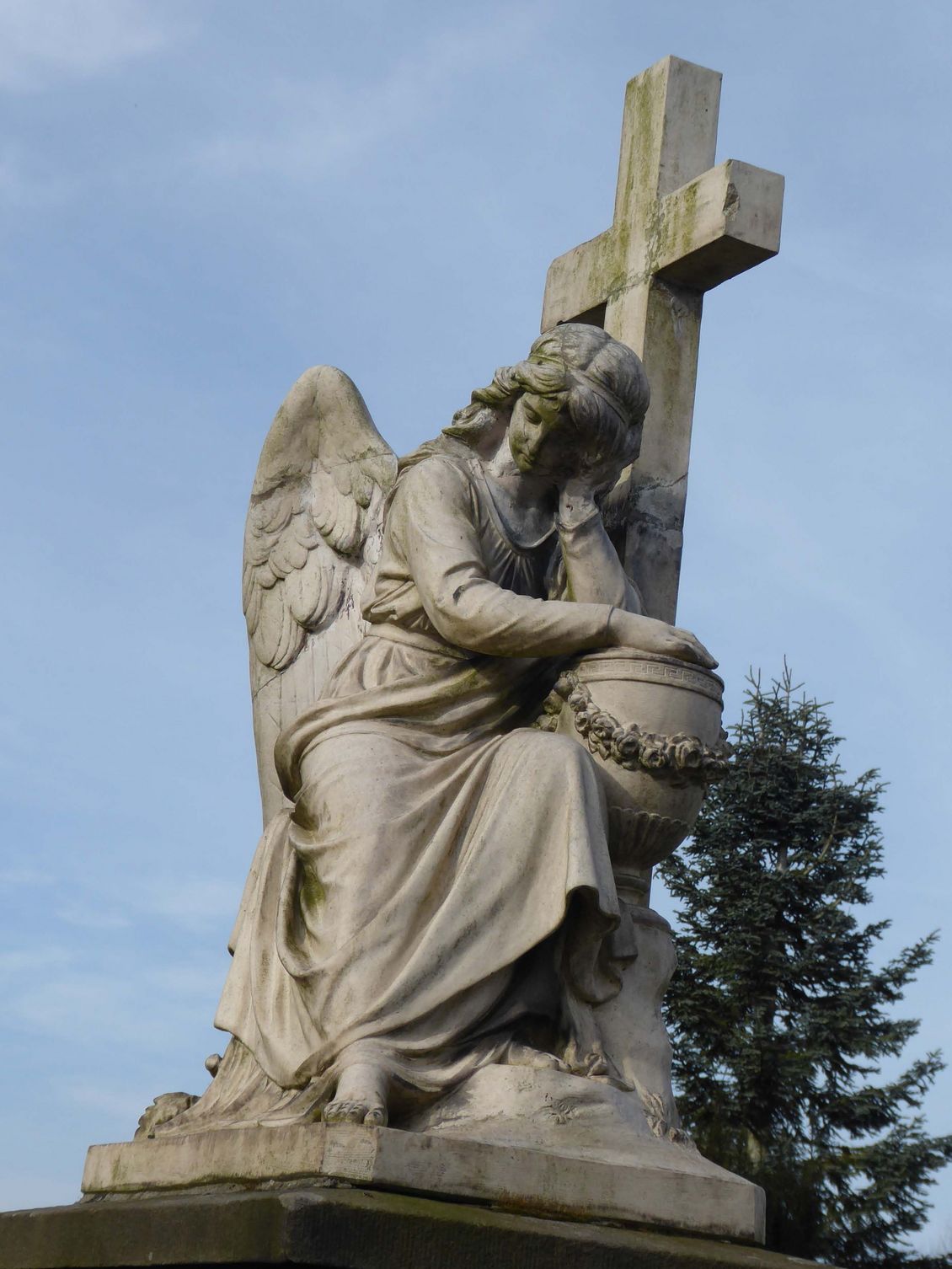 Grabmal mit Engel auf dem Friedhof an der Richard-Thiemann-Straße