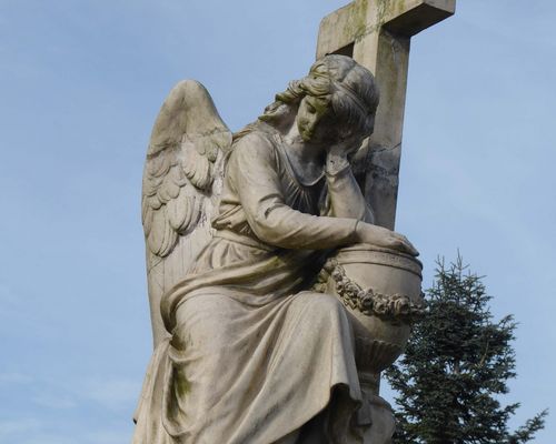 Grabmal auf dem Friedhof mit Engel