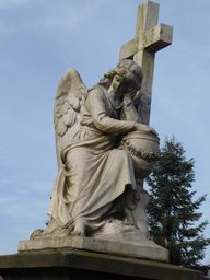 Grabmal auf dem Friedhof mit Engel