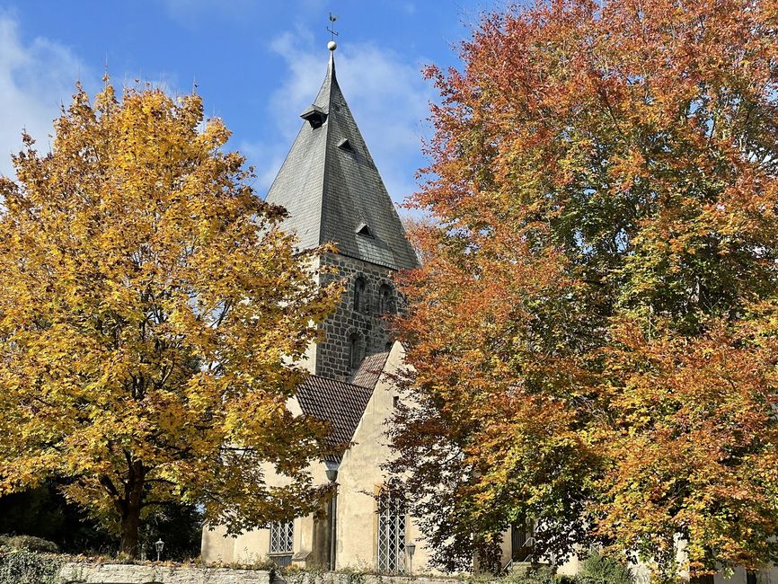 Kirche im Herbstlaub
