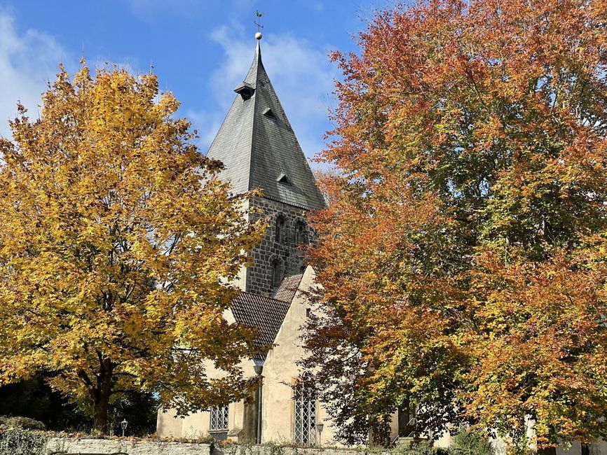 Kirche im Herbstlaub