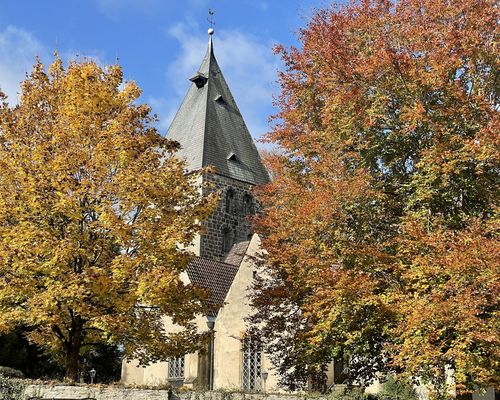 Kirche im Herbstlaub