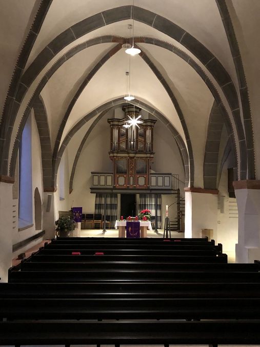 Kirchenschiff im Advent