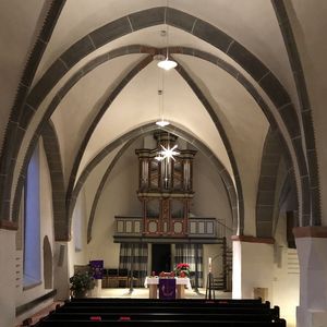 Kirchenschiff im Advent