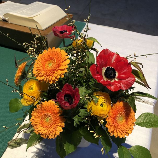 Blumen auf dem Abendmahlstisch