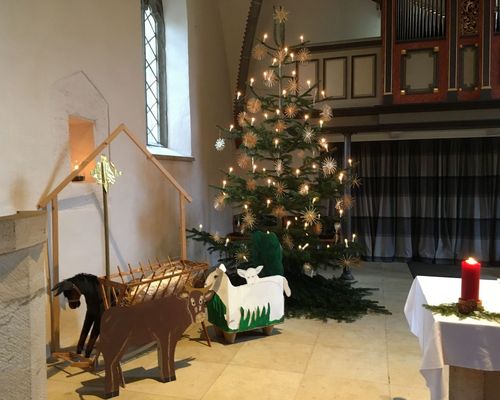 Große Krippe in der Kirche vor Weihnachtsbaum