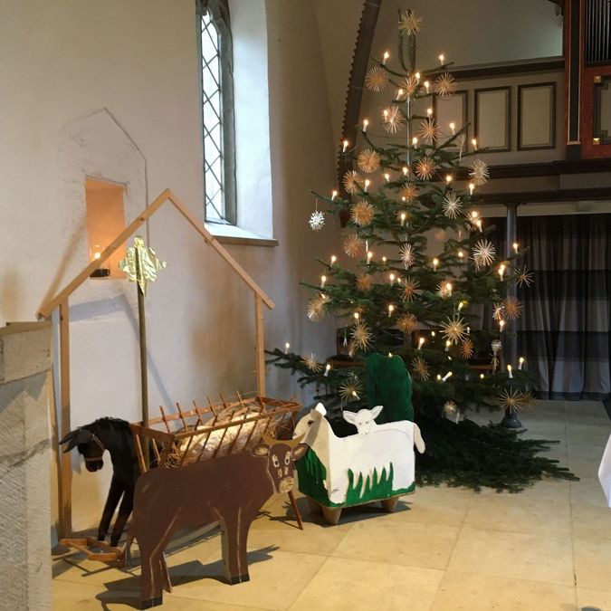 Große Krippe in der Kirche vor Weihnachtsbaum