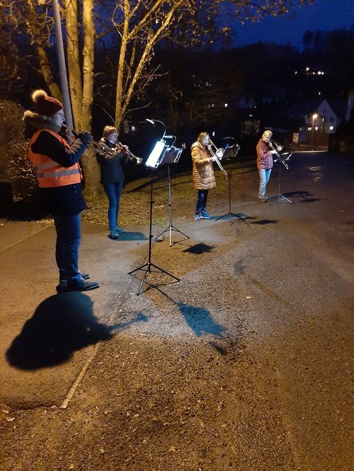 Gruppe aus dem Posaunenchor beim Kurrendeblasen