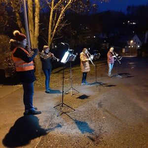 Gruppe aus dem Posaunenchor beim Kurrendeblasen
