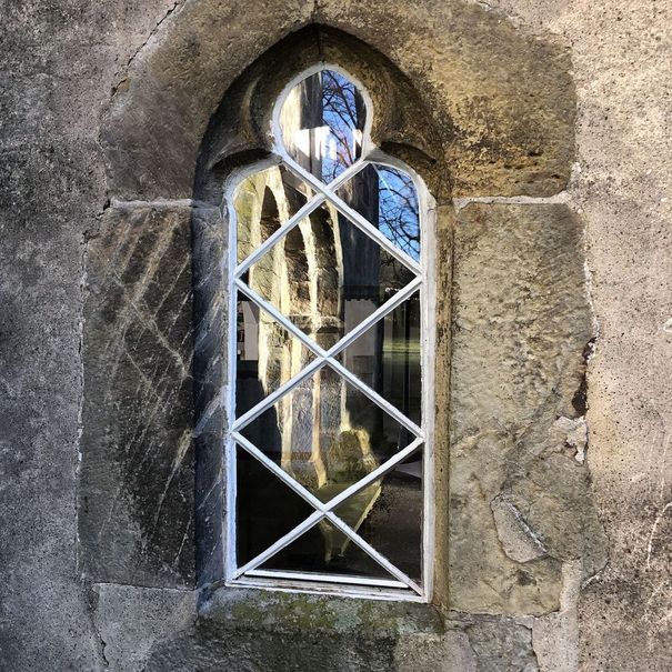 Fenster der Kirche, das die Form eines Schlüssellochs hat