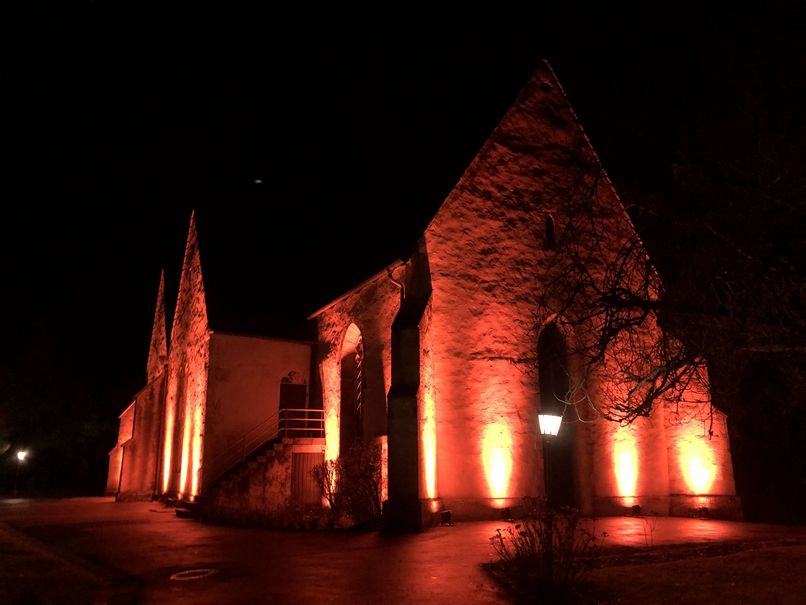 Zu Weihnachten wird die Kirche angestrahlt.