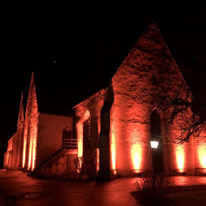 Angestrahlte Kirche im Winter