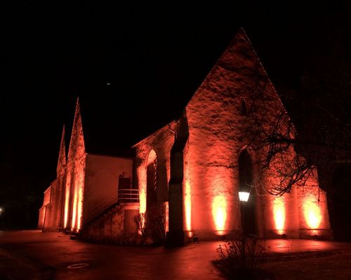 Angestrahlte Kirche im Winter
