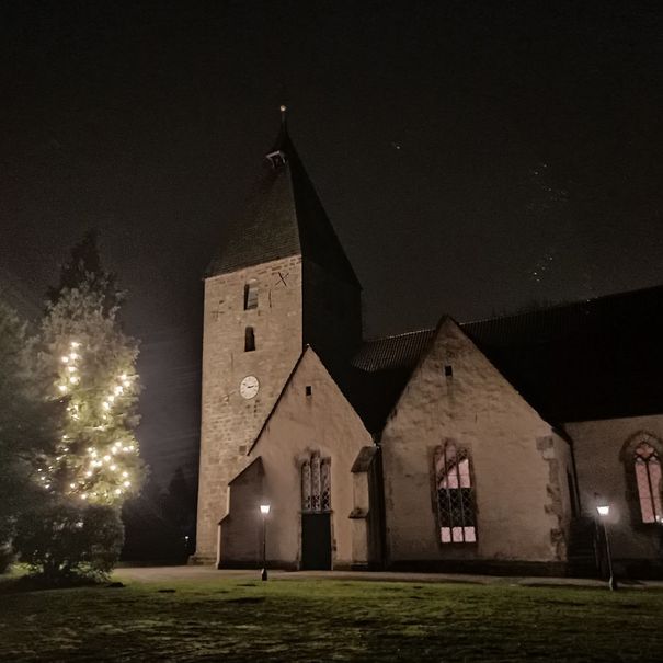 Beleuchtete Kirche im Advent