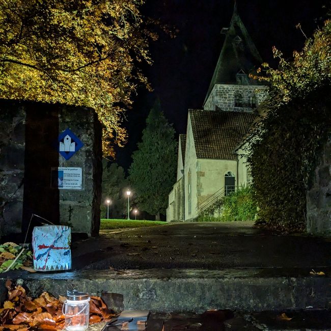 Kirche in der Dunkelheit mit Laternen