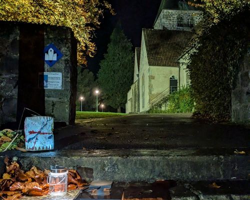 Laternen vor der Kirche