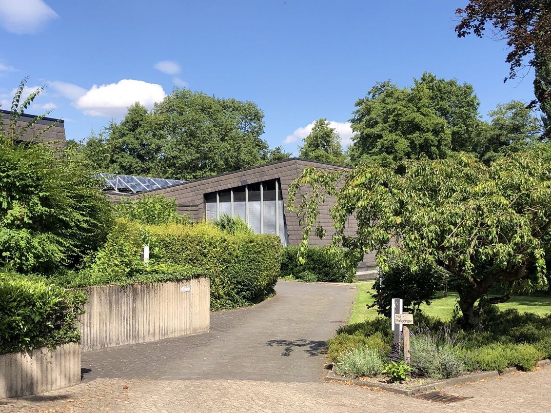 Außenaufnahme des Gemeindezentrums am Kirchweg 16