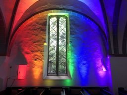 Scheinwerfer schaffen einen Regenbogen in der Kirche