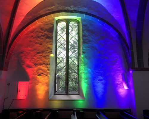 Scheinwerfer schaffen einen Regenbogen in der Kirche