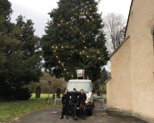 Das Team für die Weihnachtsbeleuchtung vor der Kirche.