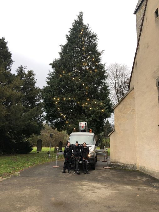 Das Team für die Weihnachtsbeleuchtung vor der Kirche.