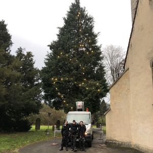 Das Team für die Weihnachtsbeleuchtung vor der Kirche.