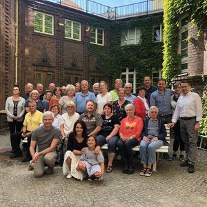 Gruppenfoto im Innenhof der Elias-Gemeinde, Berlin