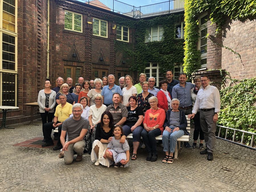 Gruppenfoto im Innenhof der Elias-Gemeinde, Berlin