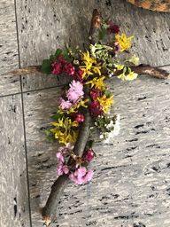 Kreuz mit Blüten