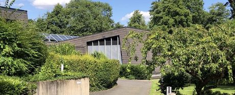 Gemeindezentrum vom Kirchweg aus