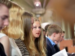 Jugendliche bei ihrer Konfirmation