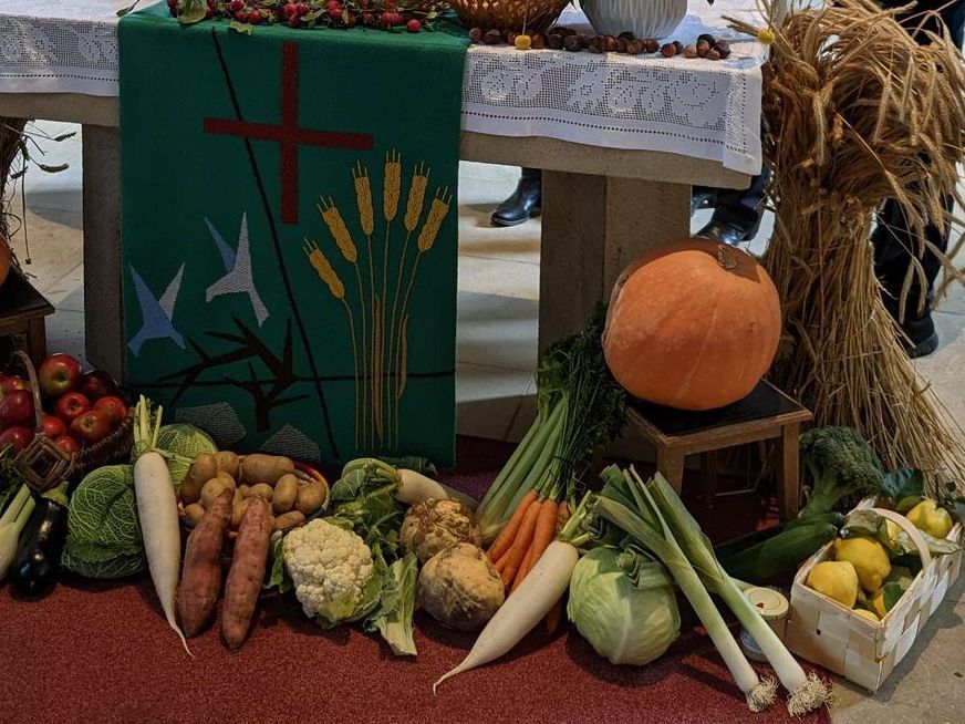 Geschmückter Abendmahlstisch an Erntedank