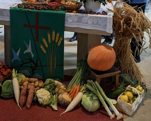 Geschmückter Abendmahlstisch an Erntedank