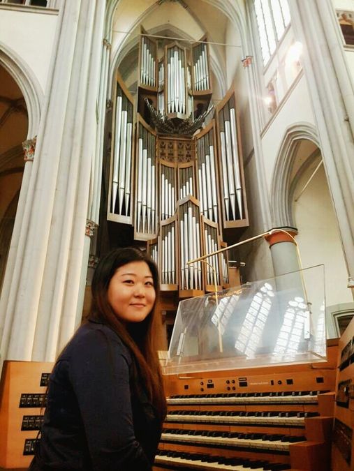Frau Park an der Orgel