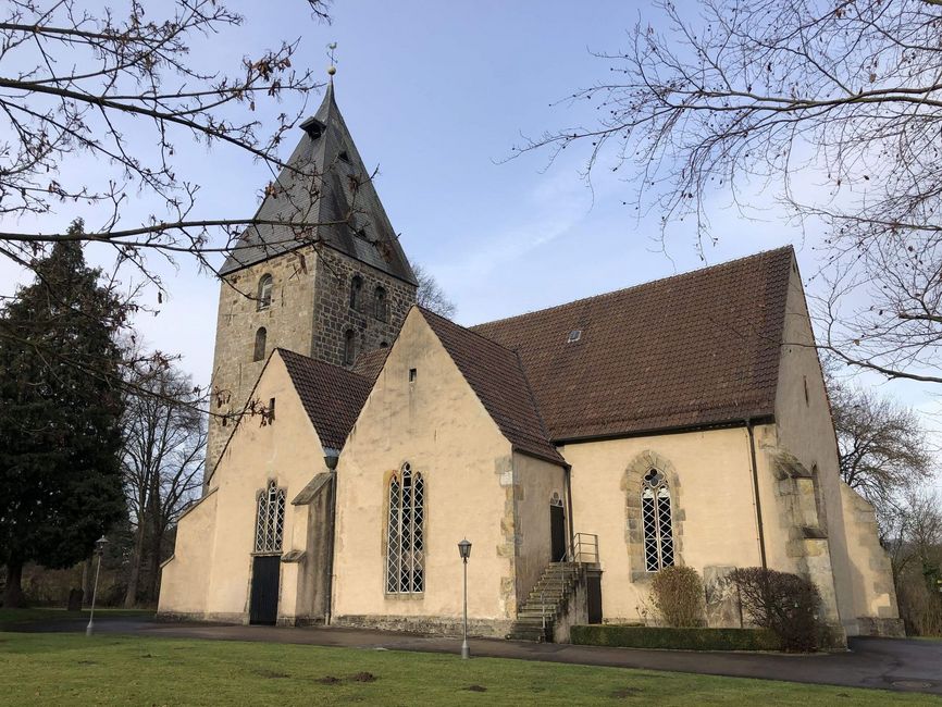 Außenaufnahme der Kirche an einem Wintertag
