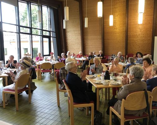 Frühstück im Großen Saal des Gemeindezentrums