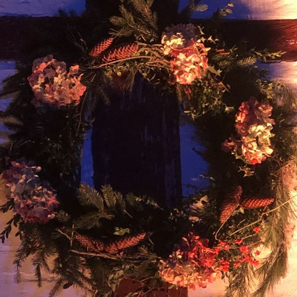 Kranz an einem Fachwerkhaus beim Museumsadvent