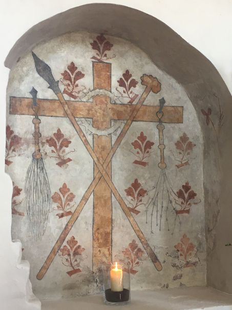 Nische in der Kirche mit Kreuzesdarstellung