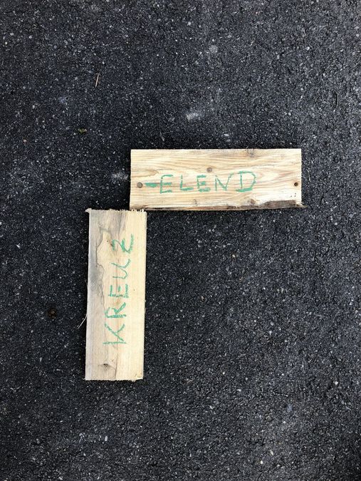 Es ist ein Kreuz - Bodenbild aus Holzstücken