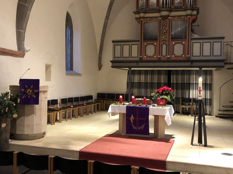 Innenraum der Kirche im Advent