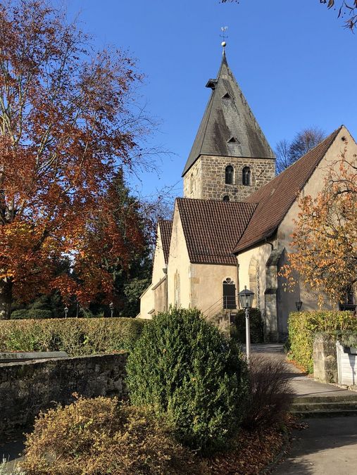 Kirche im Herbst