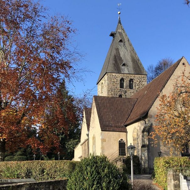 Weg zur Kirche im Herbst