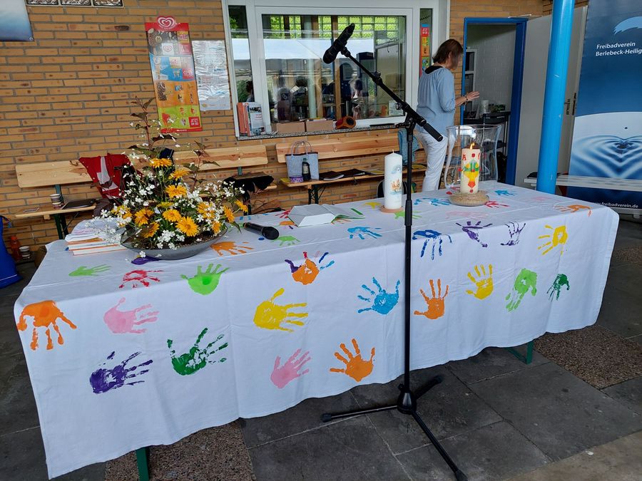 Alles ist vorbereitet für den Gottesdienst im Freibad